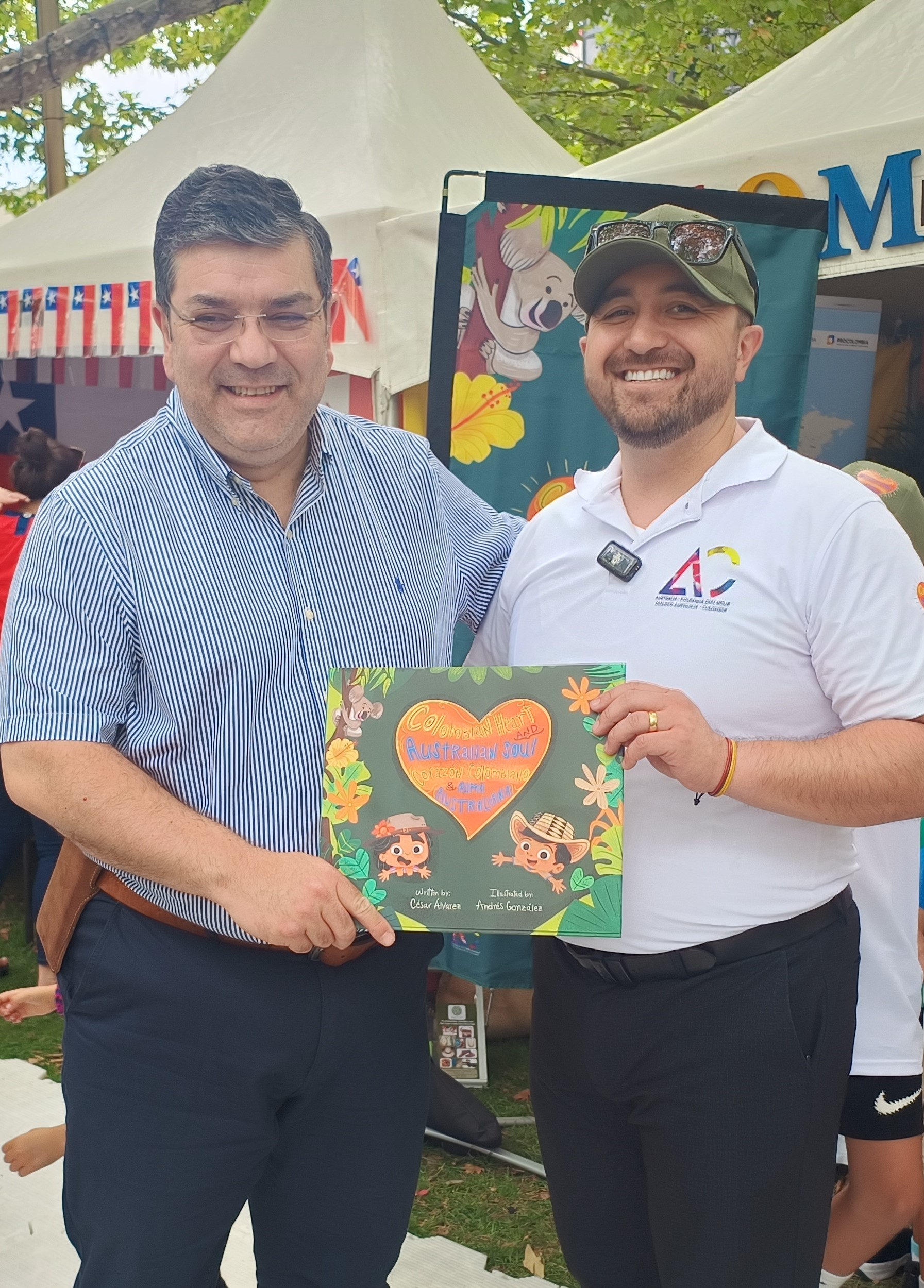 El Embajador Diego Cadena con Cesar Álvarez, Autor de “Corazón colombiano y alma australiana”.