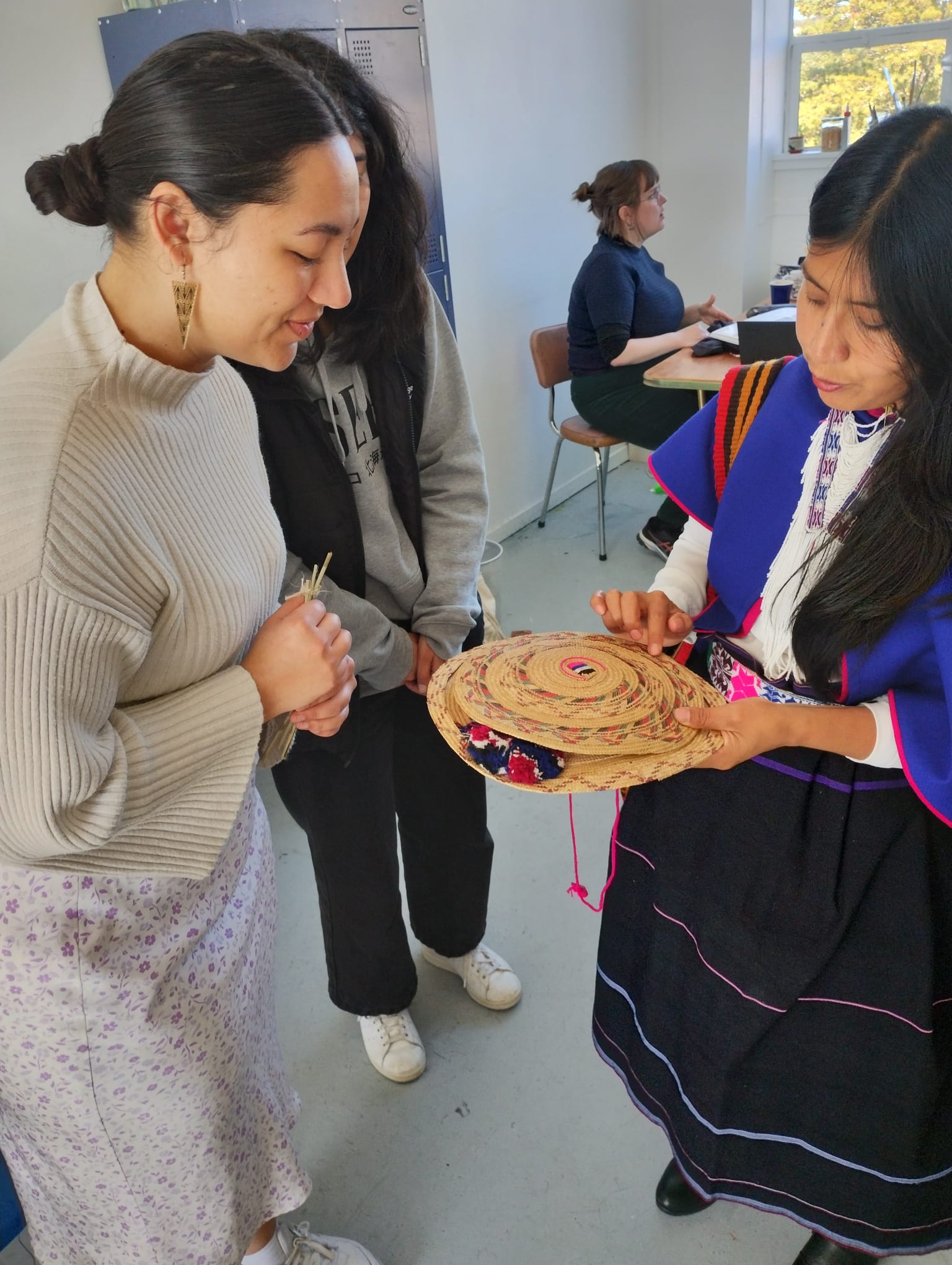 Julieth explica el simbolismo de la espiral del sombrero tradicional de la mujer Misak.