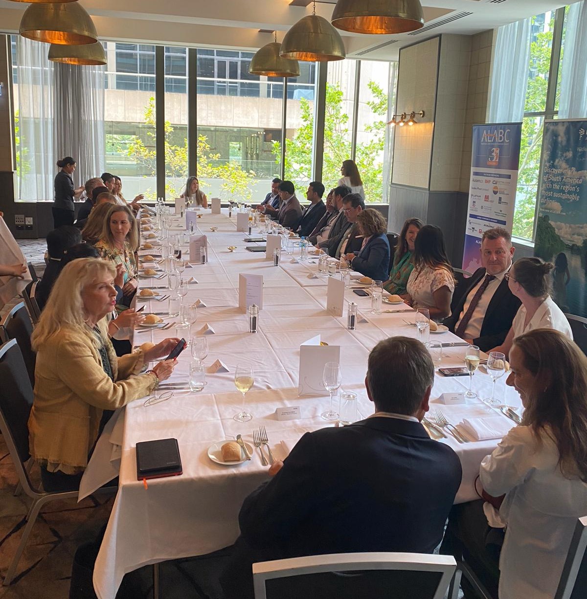 Embajador de Colombia dialogó sobre oportunidades de negocios bilaterales con el equipo directivo del Australia Latin America Business Council - ALABC