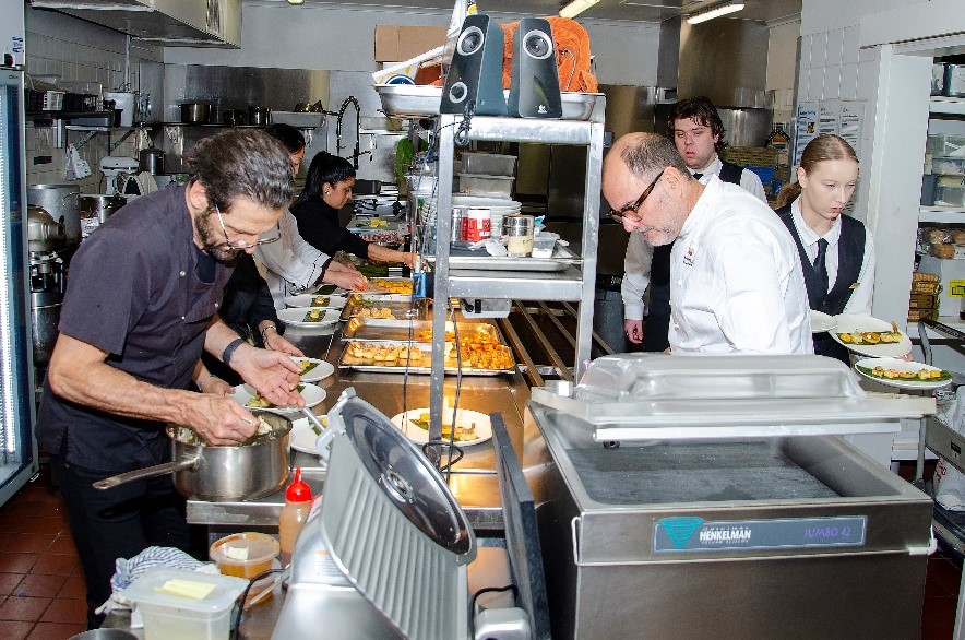 Chef Manuel y Chef Karl Trabajando junto al equipo del Commonwealth Club. Foto: Vicky Paniagua, 2022