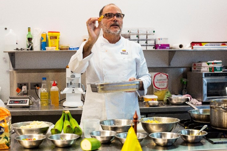 Chef Manuel Martinez durante la demostración al público. Foto: Erin Lee, 2022