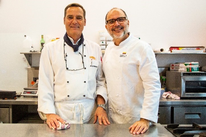 Chef Manuel Martinez con el Chef Instructor Freddy Bosshard del Instituto William Angliss. Foto: Erin Lee, 2022