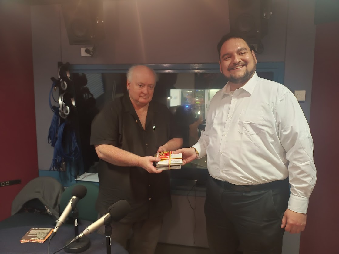 Entrega de una colección de discos compactos de música colombiana al locutor Peter Monaghan de la emisora ArtSound FM.