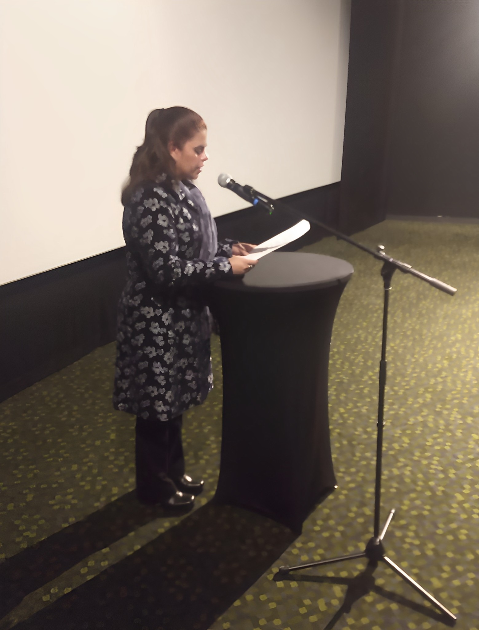 La Encargada de Negocios a.i. de Colombia ante Australia, Diana Carvajal, en su discurso previo a la proyección.