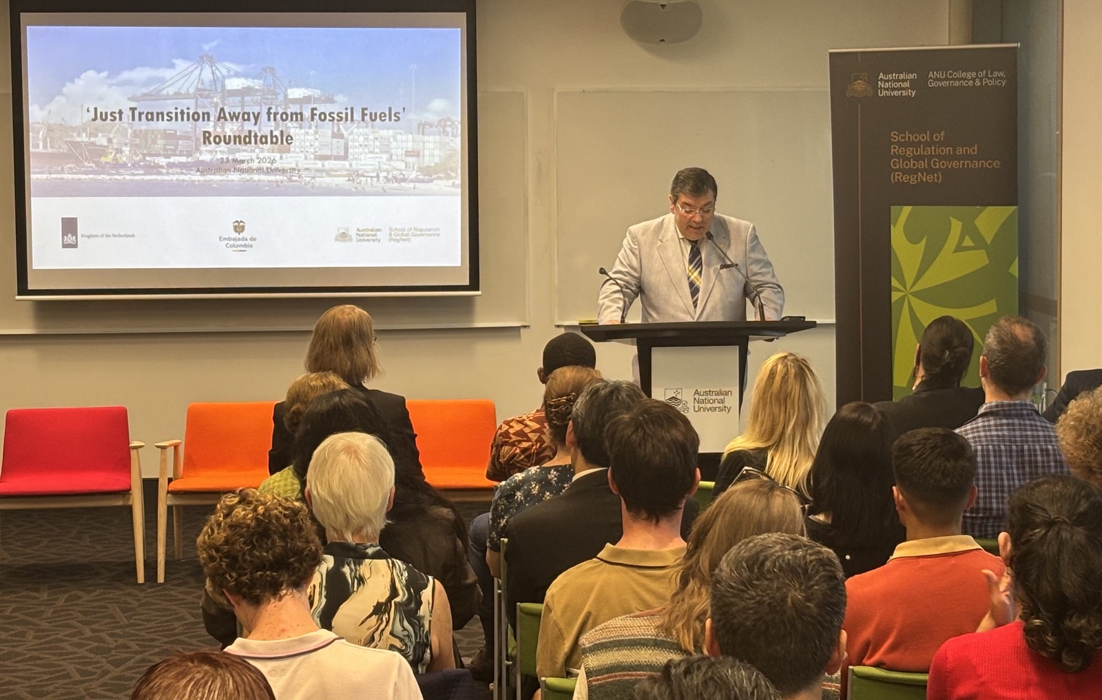 Canberra, 23 de marzo de 2026. En antesala de la Primera Conferencia Internacional para la Transición más allá de los Combustibles Fósiles, qué tendrá lugar en Santa Marta del 24 al 29 de abril, y en coorganización con la Embajada de Países Bajos, la Embajada de Colombia en Australia llevó a cabo un panel académico que contó con representación de los gobiernos de Australia y Tuvalu.