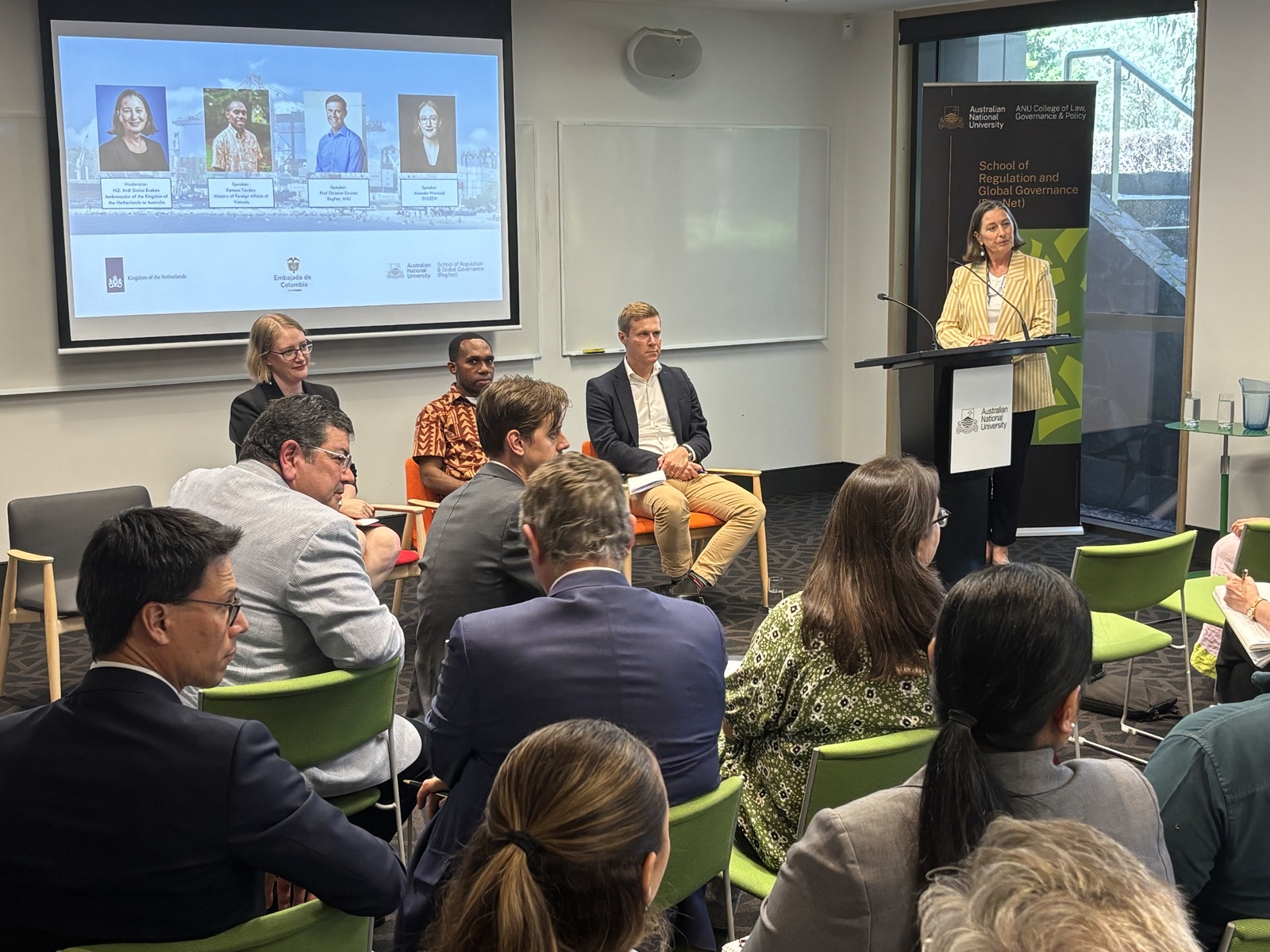Canberra, 23 de marzo de 2026. En antesala de la Primera Conferencia Internacional para la Transición más allá de los Combustibles Fósiles, qué tendrá lugar en Santa Marta del 24 al 29 de abril, y en coorganización con la Embajada de Países Bajos, la Embajada de Colombia en Australia llevó a cabo un panel académico que contó con representación de los gobiernos de Australia y Tuvalu.