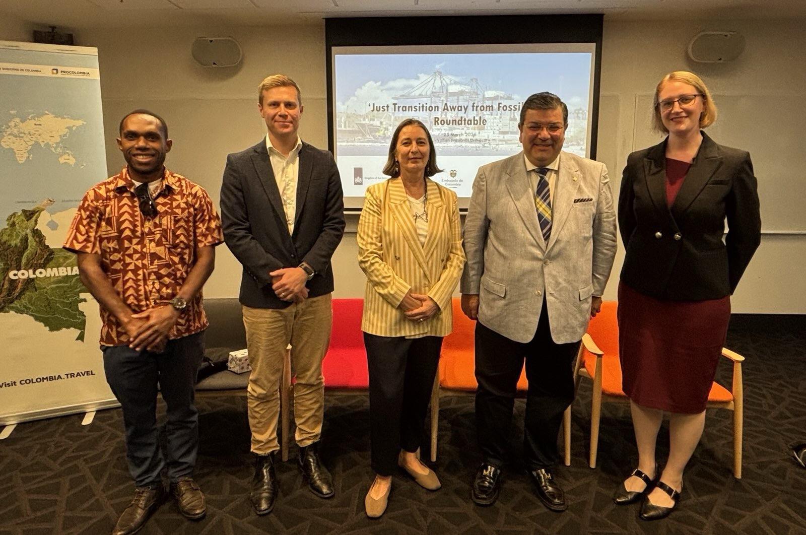 Canberra, 23 de marzo de 2026. En antesala de la Primera Conferencia Internacional para la Transición más allá de los Combustibles Fósiles, qué tendrá lugar en Santa Marta del 24 al 29 de abril, y en coorganización con la Embajada de Países Bajos, la Embajada de Colombia en Australia llevó a cabo un panel académico que contó con representación de los gobiernos de Australia y Tuvalu.