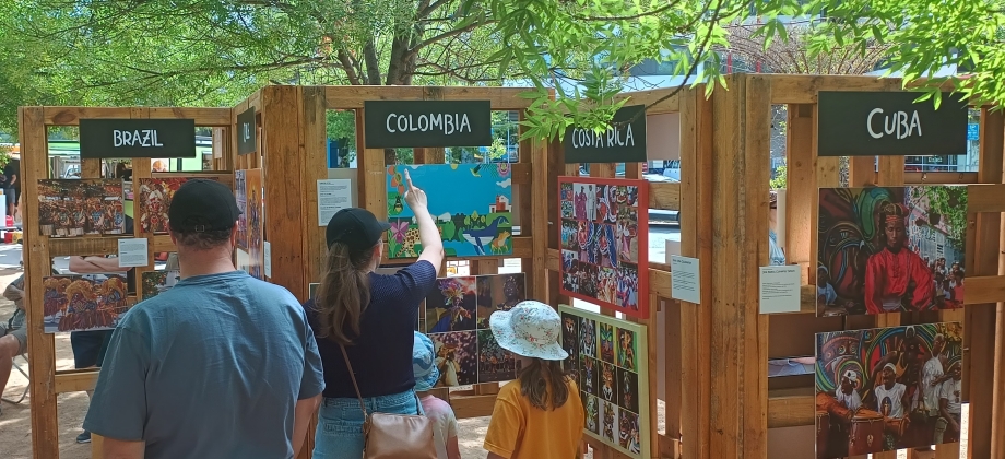 Embajada de Colombia divulgó imágenes representativas de la COP16 en la galería a cielo abierto del Segundo Festival Latinoamericano de Canberra