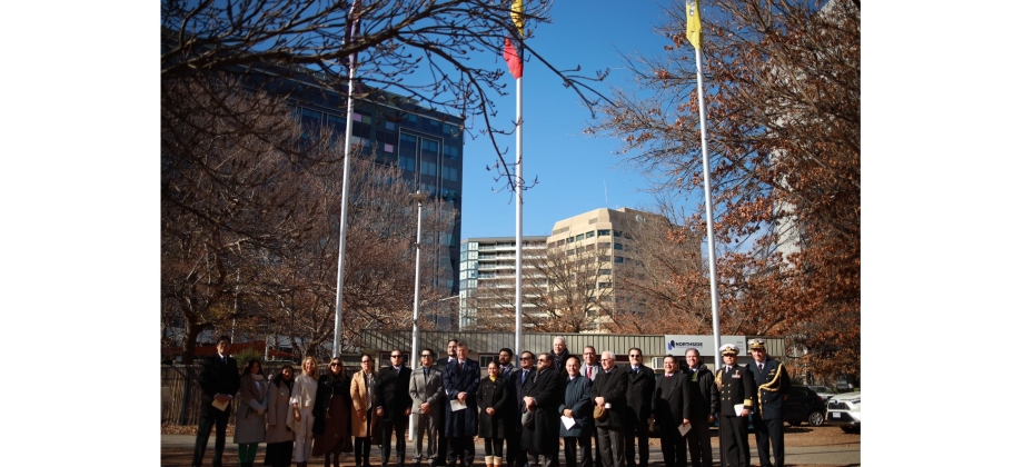 La Encargada de Negocios de Colombia, Esther Arias, con el Representante del Gobierno Australiano, John Larkin, y los Embajadores y Jefes de Misión Iberoamericanos presentes en la ceremonia.