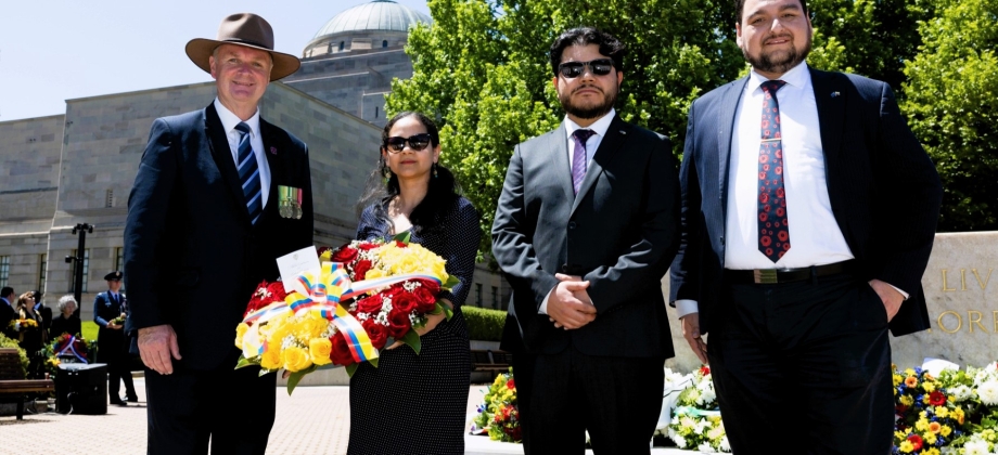 Embajada de Colombia ante Australia entrega ofrenda floral de rosas colombianas en el marco del Día del Recuerdo (Remembrance Day)