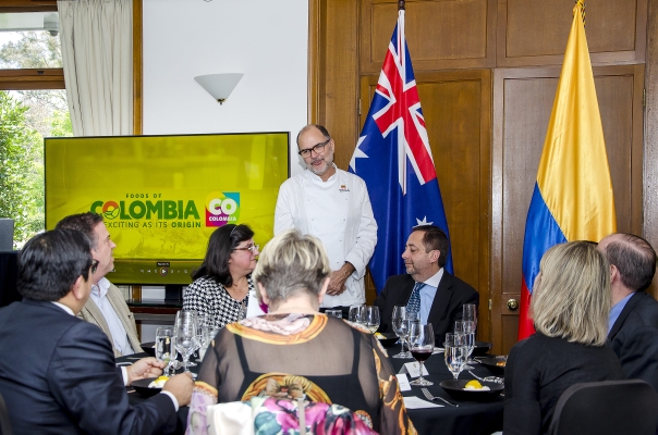 Chef Manuel Martinez explica sus platos a los invitados. Foto: Vicky Paniagua, 2022