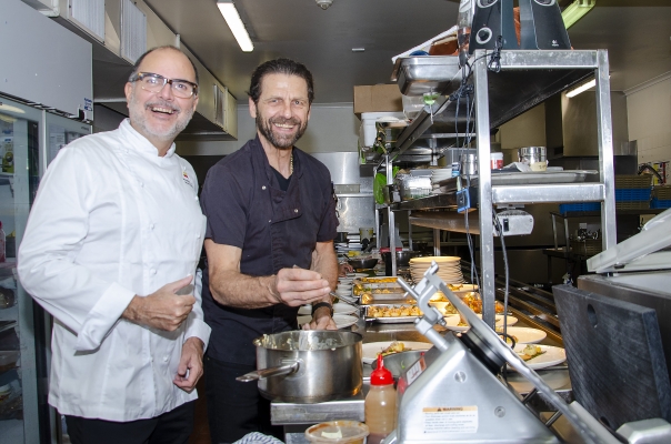 Chef Manuel Martinez (izquierda) y Chef Karl Krautler del Commonwealth Club. Foto: Vicky Paniagua, 2022