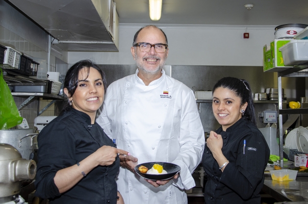 Chef Manuel junto a dos colombianas del equipo del Commonwealth Club. Foto: Vicky Paniagua, 2022