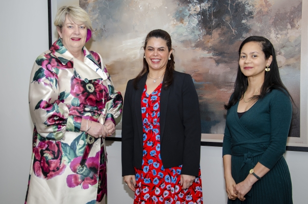 Emb. Christine Clarke (izquierda), Diana Carvajal (centro) y Esther Arias (derecha). Foto: Vicky Paniagua, 2022