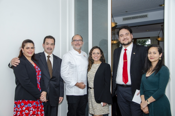 (De izquierda a derecha) Diana Carvajal, Carlos Castro, Chef Manuel Martinez, Kelly Agudelo, Mario Corredor, Esther Arias. Foto: Vicky Paniagua, 2022