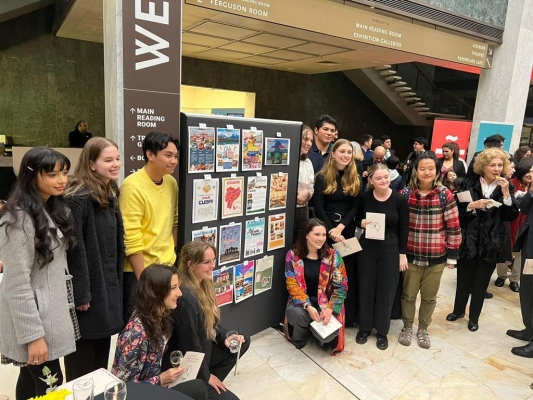 Estudiantes de español en la Universidad Nacional de Australia presentaron sus afiches sobre países hispanoparlantes.