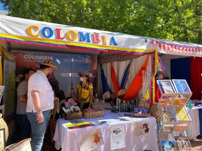 El puesto de información de Colombia al iniciar la jornada.