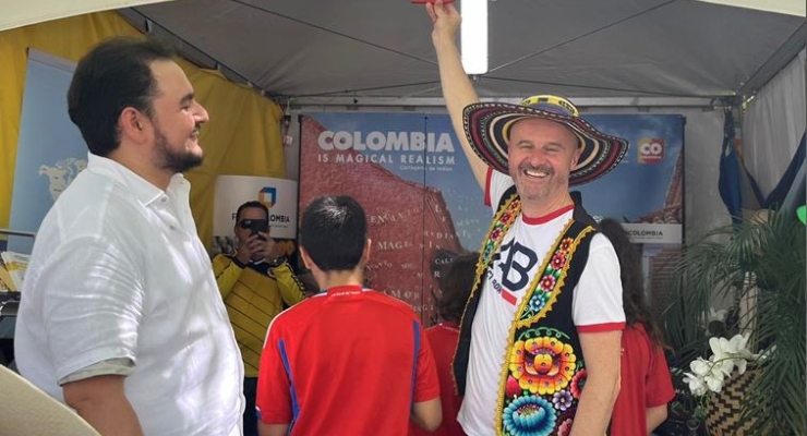 El Ministro Jefe, Andrew Barr, visitó el puesto de la Embajada de Colombia luciendo su característico sombrero vueltiao.