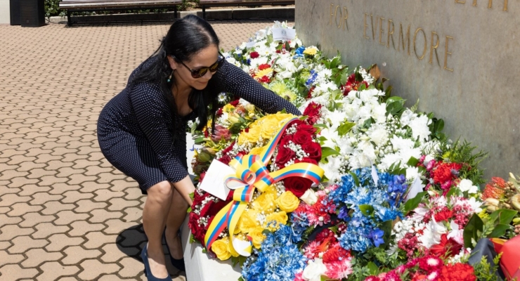 Embajada de Colombia ante Australia entrega ofrenda floral de rosas colombianas en el marco del Día del Recuerdo (Remembrance Day)
