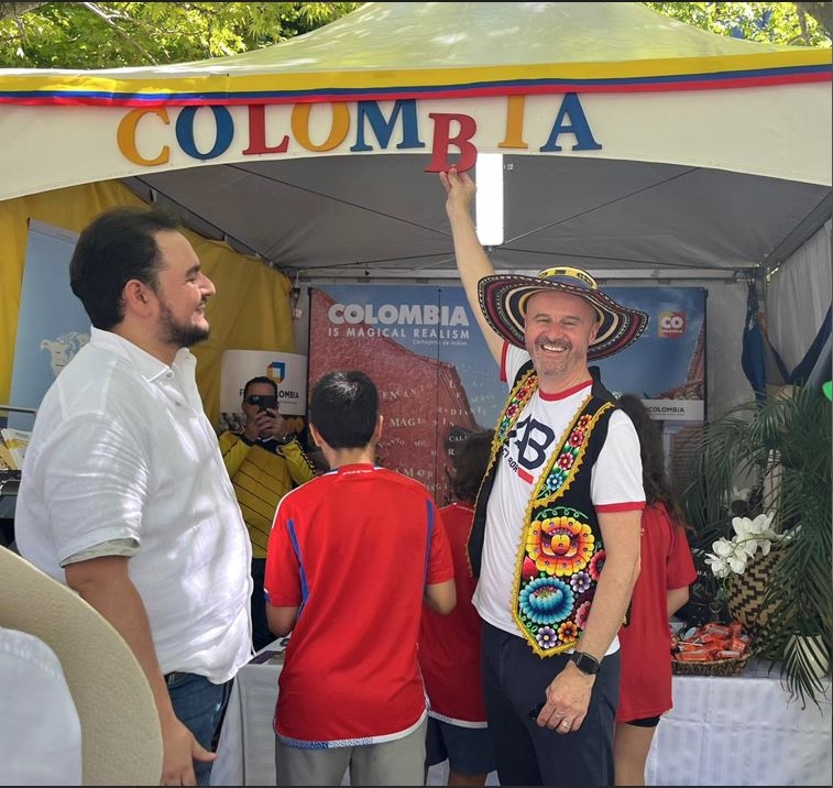 El Ministro Jefe, Andrew Barr, visitó el puesto de la Embajada de Colombia luciendo su característico sombrero vueltiao.