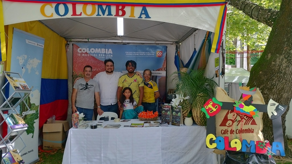 El equipo de la Embajada de Colombia en el Festival Multicultural.