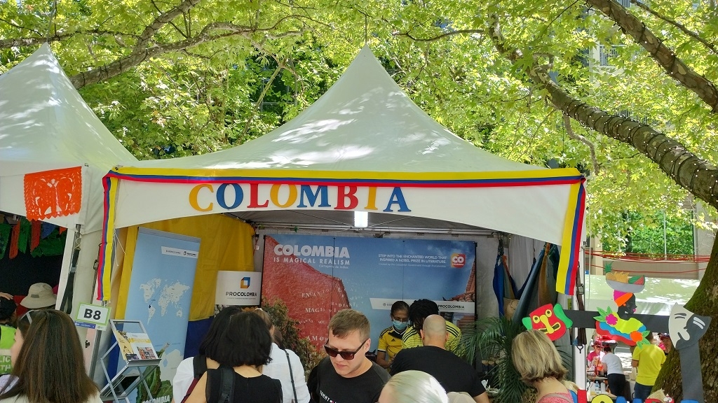 El puesto de la Embajada de Colombia recibió un alto número de visitantes.