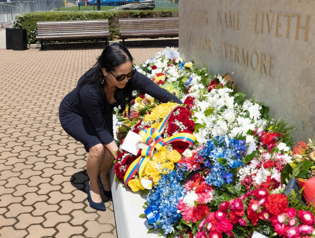 Embajada de Colombia ante Australia entrega ofrenda floral de rosas colombianas en el marco del Día del Recuerdo (Remembrance Day)